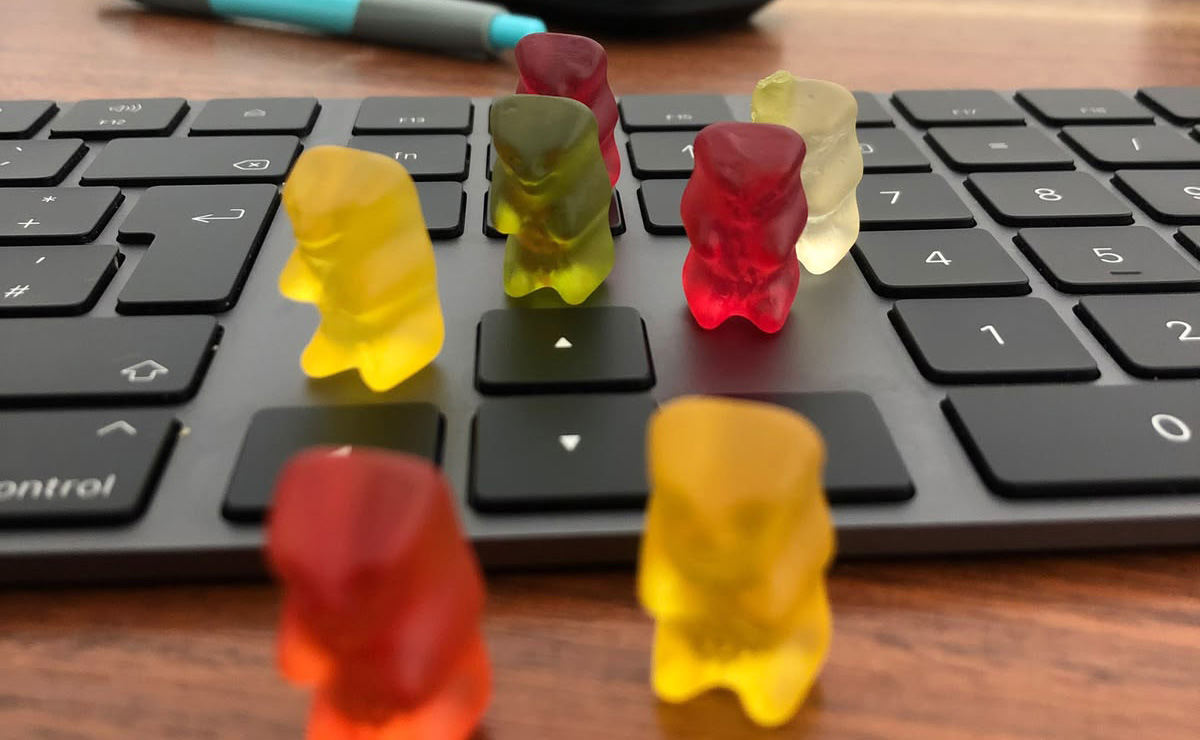 Bunte Gummibärchen auf einer Tastatur bei BRAIN interactive
