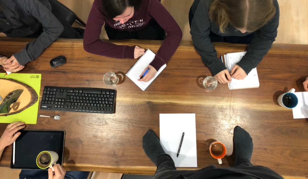Team von BRAIN interactive bei einer gemeinsamen Besprechung