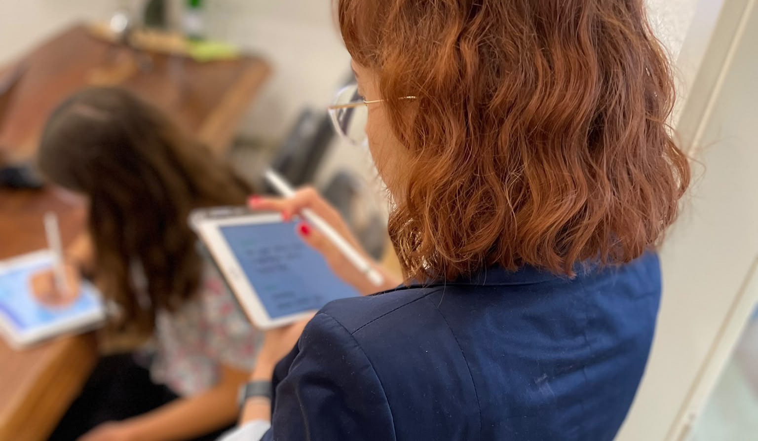 Team von BRAIN interactive beim gemeinsamen Arbeiten mit Tablets