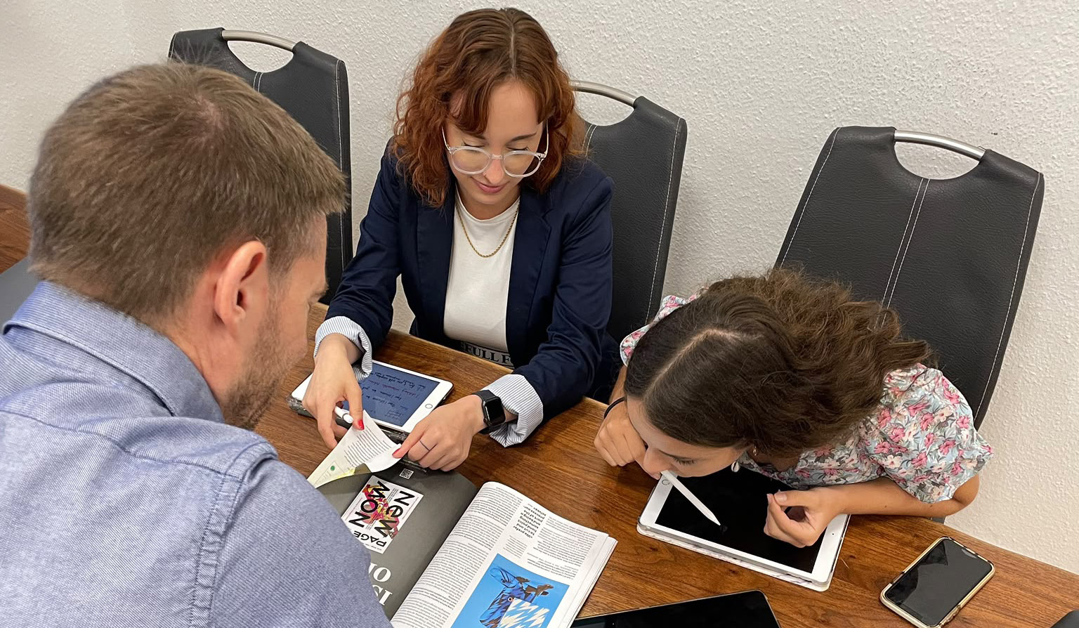 Teammitglieder von BRAIN interactive bei der gemeinsamen Projektarbeit